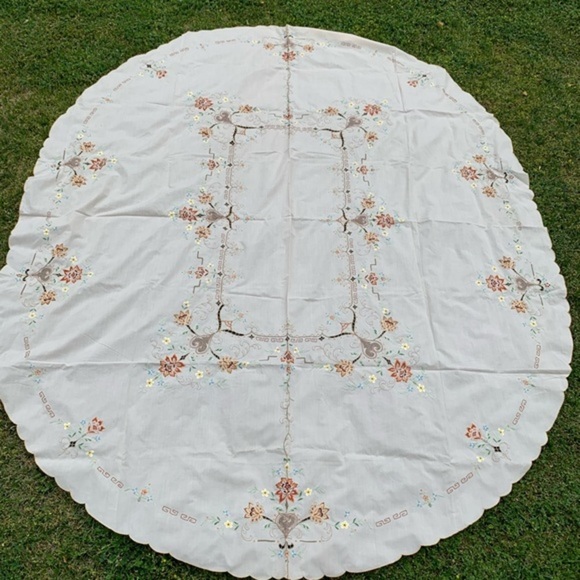 Table Cloths - Picture 1 of 6